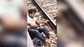 В Бангладеш отец спасал двухлетнего ребенка прямо под колесами поезда