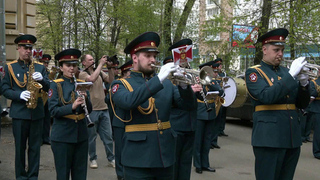 В преддверии Дня Победы в России проходит акция «Парад у дома ветерана».