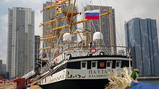 Российские курсанты прибыли на паруснике «Паллада» в китайский город Далянь