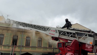 Тушение пожара в административном здании на Пятницкой улице сняли на видео