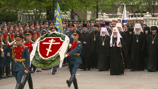 Цветы к Могиле Неизвестного Солдата возложили патриарх Кирилл, мэр столицы и делегация КПРФ