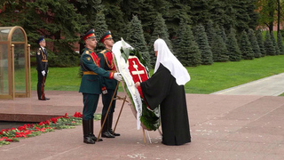 Память павших в Великой Отечественной почтили в Александровском саду и на Поклонной горе