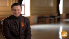 Сергей Безруков поздравляет с Днем Победы. Праздничный канал. Фрагмент 
