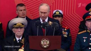 Владимир Путин поздравил участников парада с Днем Победы и назвал его священным праздником