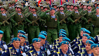 По Красной площади торжественным маршем прошли представители всех видов и родов Вооруженных сил РФ
