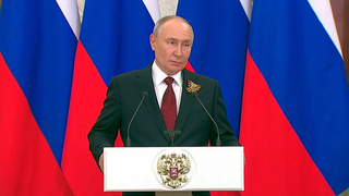 Владимир Путин общается с представителями СМИ по итогам переговоров в День Победы