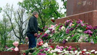 Жители Украины несли цветы к воинским мемориалам