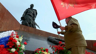 Тысячи людей шли сегодня к мемориалу Советскому солдату подо Ржевом