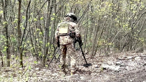 Российские бойцы проводят разминирование освобожденных территорий