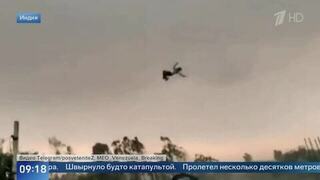 Эпичный «полет» поднятого ураганом индийца попал на видео