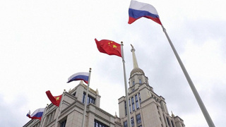 Улицы Пекина украсили российскими флагами в преддверии визита Владимира Путина