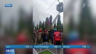 Более 300 человек застряли на канатной дороге в Индии: кадры спасения