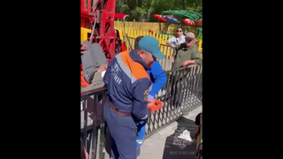Двух подростков зажало на неисправном аттракционе в Туве: кадры спасения