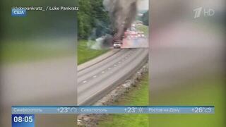 Грузовик с фейерверками устроил огненное шоу на трассе в США: видео