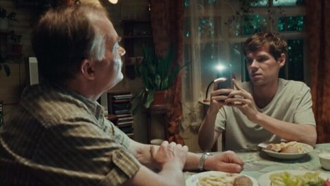 «Вот это — социальные сети, зарегистрируешься, друзей добавишь». Далекие близкие. Анонс