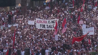 Албанию захлестнула волна протестов, которую уже прозвали «революцией фламинго»