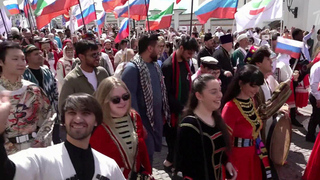 Вся страна отмечает главный государственный праздник — День России