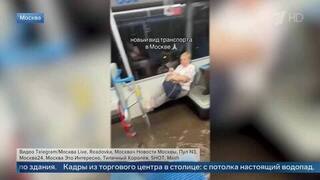 Очевидцы показали кадры из подтопленного из-за ливней автобуса в Москве
