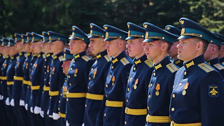 В военных учебных заведениях по всей стране проходят торжественные церемонии выпуска молодых офицеров