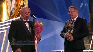 Михаил Мурашко наградил премией «Призвание» одного из старейших врачей России — хирурга Анатолия Васильева