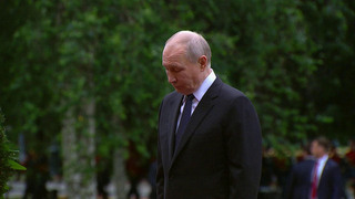 Владимир Путин в День памяти и скорби поклонился святыням в Александровском саду