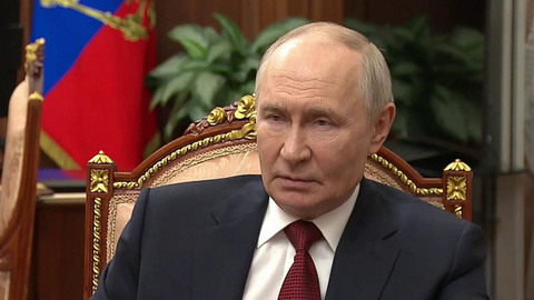 Поставки топлива в Крым будут наращивать и по земле, и по морю, заявил Владимир Путин