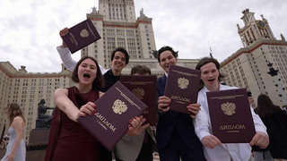 У главного здания МГУ на Воробьевых горах состоялась церемония вручения красных дипломов выпускникам