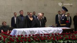Появились кадры прощания Путина с бывшим министром обороны Ивановым