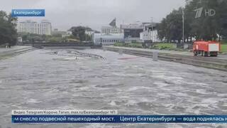 Светомузыкальный фонтан едва не уплыл из центра Екатеринбурга из-за паводков: видео