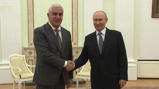 Владимир Путин провел встречу с временно исполняющим обязанности главы Южной Осетии