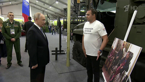 Владимир Путин осмотрел выставку важнейших проектов Народного фронта