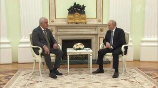 Владимир Путин встретился с временно исполняющим обязанности президента Южной Осетии