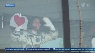Космонавт Анна Кикина показала нарисованное красное сердце провожающим ее на МКС