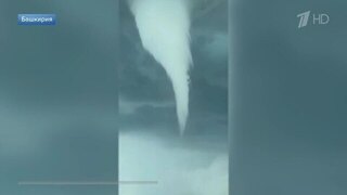 В Башкирии торнадо перевернул грузовик и повредил крыши домов: видео