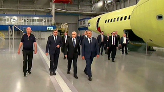 Владимир Путин посетил Иркутский авиазавод, где запускают в серию самолет МС-21-310