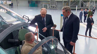 Владимир Путин на авиазаводе в Иркутске осмотрел лайнер МС-21-310 и истребитель Як-130