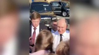 Владимир Путин в День ВМФ пообщался с жителями Санкт-Петербурга и туристами