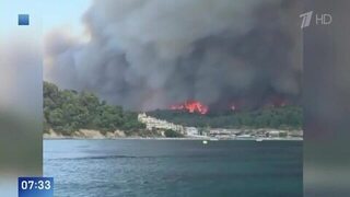 Греческий курорт превратился в зону эвакуации: кадры пожара на полуострове Кассандра