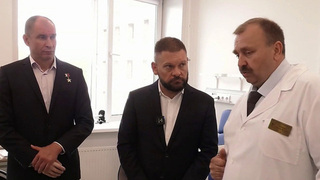 Евгений Поддубный в Омске посетил госпиталь, где оказывают помощь ветеранам и участникам СВО