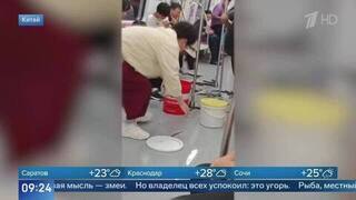 Ползучий рейс: пассажир китайского метро уронил в вагоне ведро с угрями