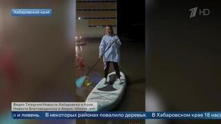Трюки на сапборде на подтопленной улице показал житель Хабаровского края: видео