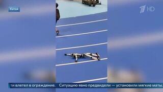 Андроид-легкоатлет врезался в ограждение и заискрил во время забега в Китае: видео