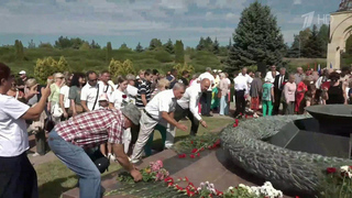 В 82-ю годовщину освобождения Молдавии от немецко-румынской оккупации к местам воинской славы люди несут цветы