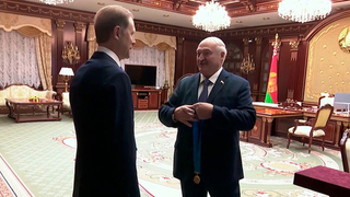 Александр Лукашенко вручил первому зампреду правительства РФ Денису Мантурову орден Дружбы народов