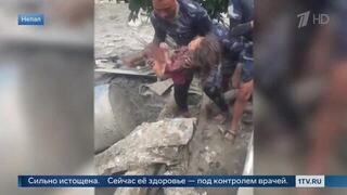 В Непале спасли девочку, которая три дня провела под завалами: видео