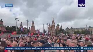 Тысячи верующих ожидают Крестный ход у Большого Москворецкого моста: кадры