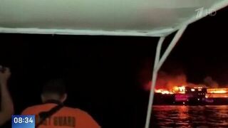 Пожар на пароме в туристическом районе у берегов Филиппин попал на видео