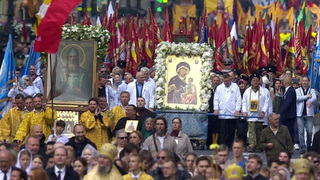 Большой крестный ход прошел в Петербурге с частицей мощей князя Дмитрия Донского