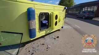 Машина скорой помощи перевернулась в Башкирии, есть пострадавшие: видео