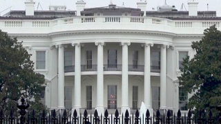 Дональд Трамп резко изменил свой график и спешно вылетел в Вашингтон